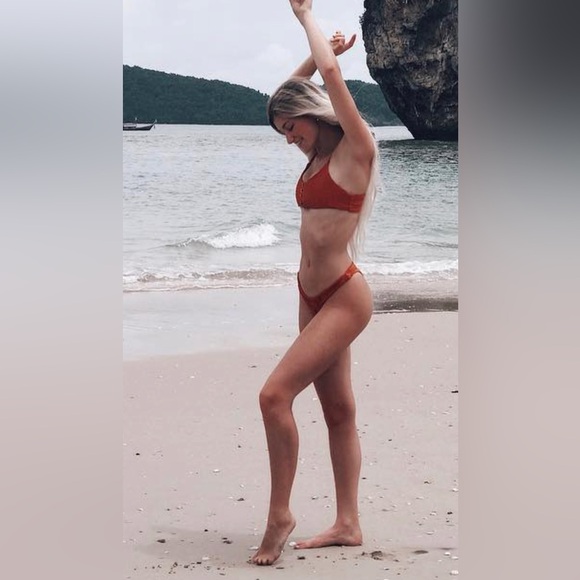 Bikini - Picture 1 of 4